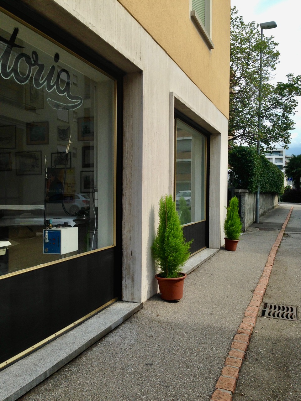 Affittasi locale commerciale al PT con Vetrine in Via Berna 15, Lugano